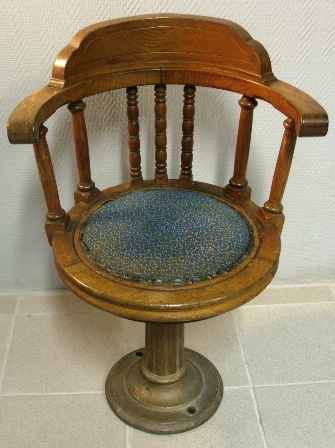 Swivel-chair with turnable seat. Oak. Cast-metal base, ca 1900.